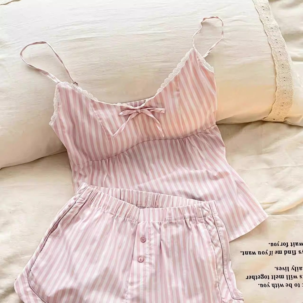 Pijama de rayas rosa con lazos
