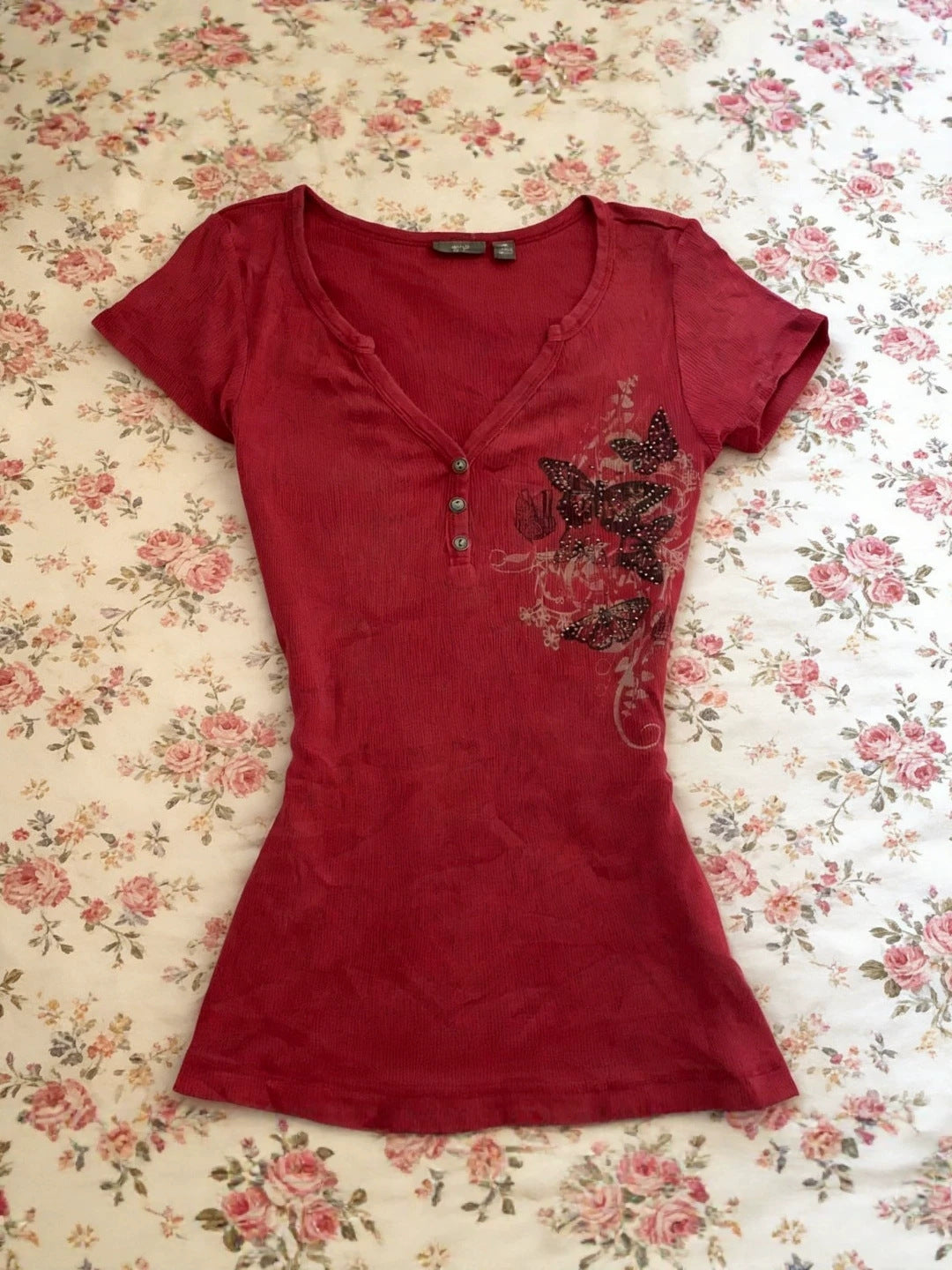 Camiseta con cuello pico y estampado abstracto