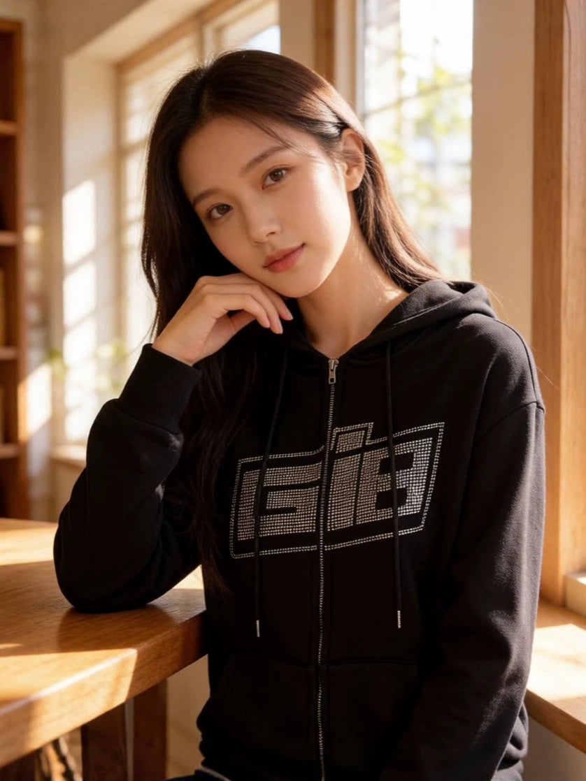 Sudadera con cremallera y letras de strass