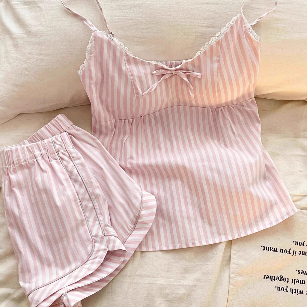 Pijama de rayas rosa con lazos