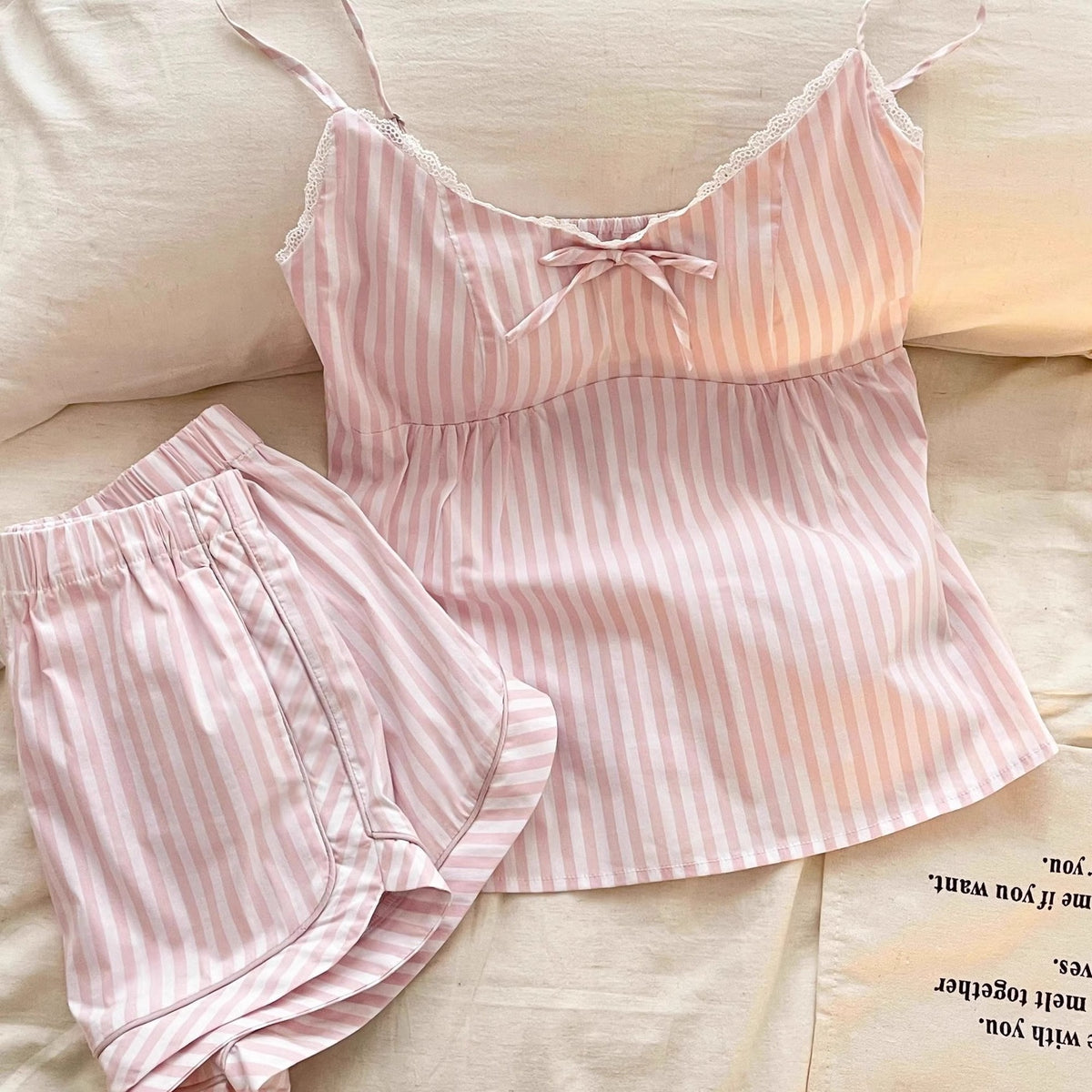 Pijama de rayas rosa con lazos