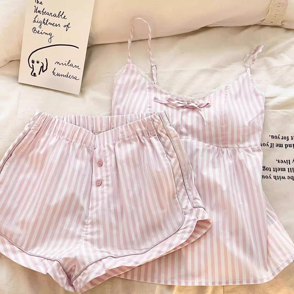 Pijama de rayas rosa con lazos
