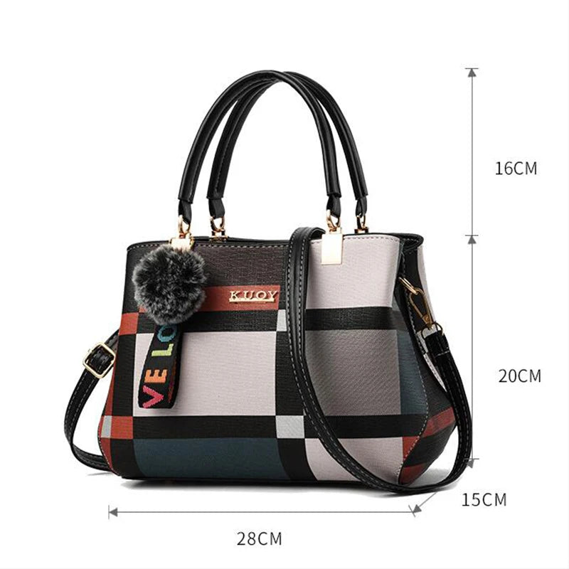Bolso de mano de patchwork con pompón