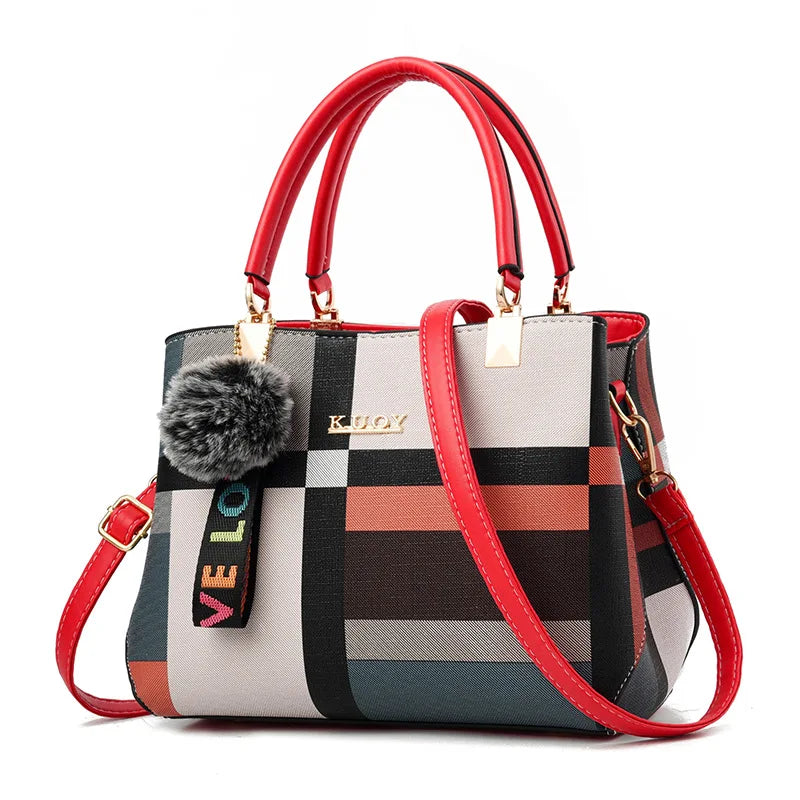 Bolso de mano de patchwork con pompón