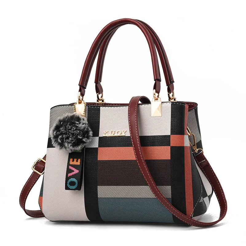 Bolso de mano de patchwork con pompón
