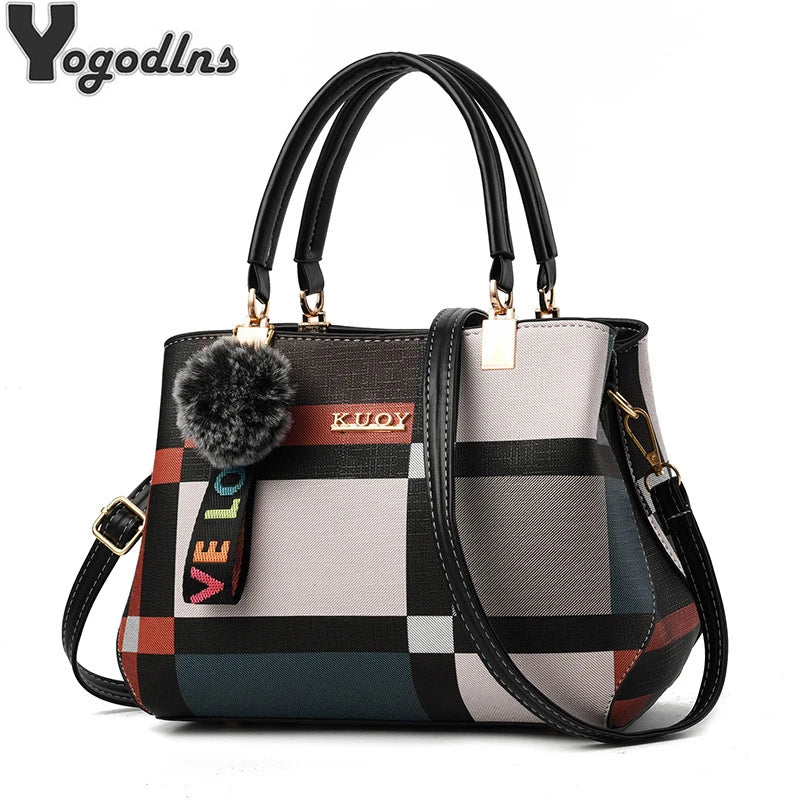 Bolso de mano de patchwork con pompón