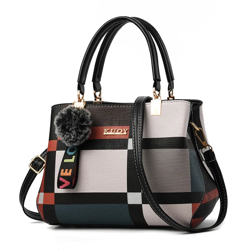 Bolso de mano de patchwork con pompón