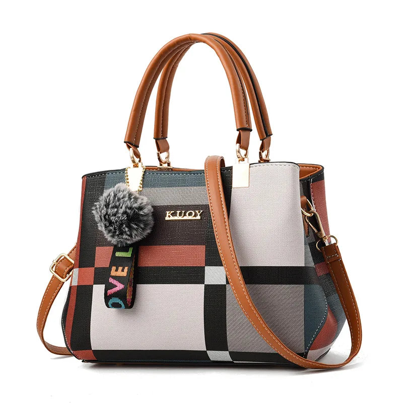 Bolso de mano de patchwork con pompón
