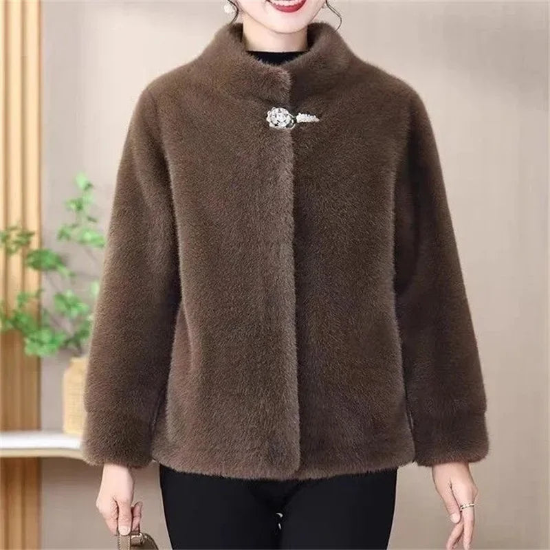 Chaqueta corta de efecto pelo con cuello alto