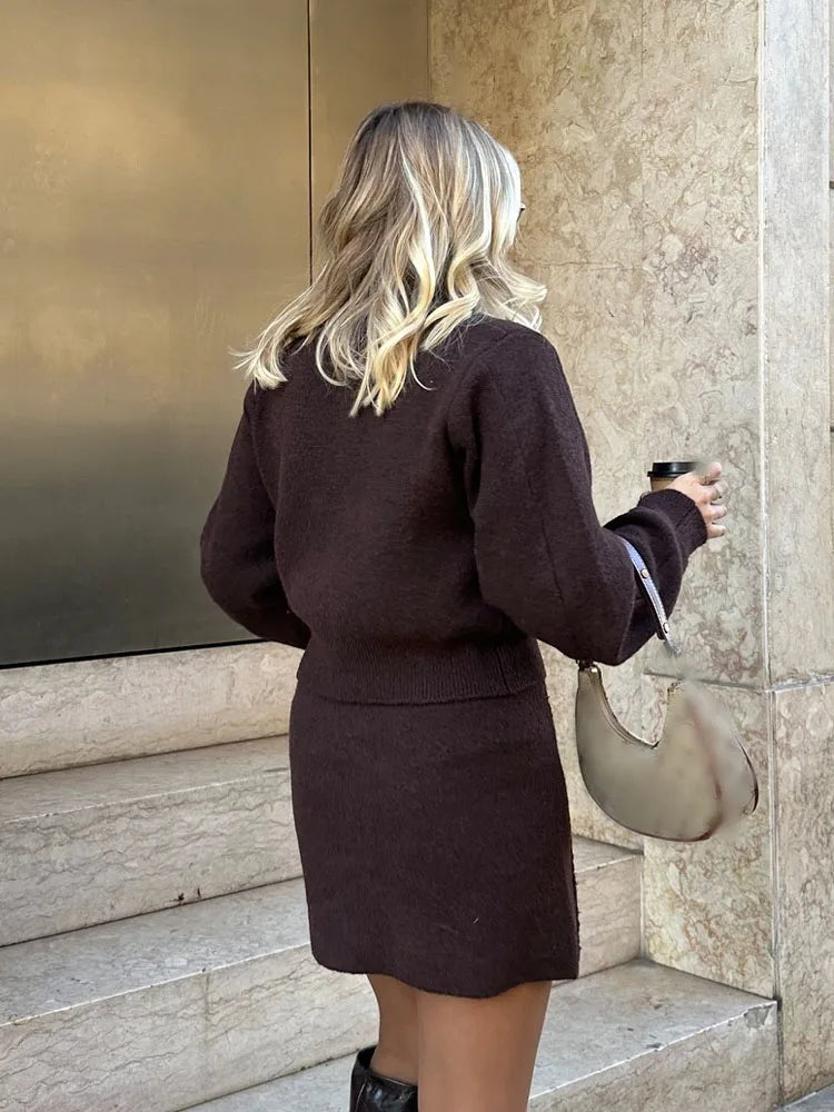 Conjunto de punto: chaqueta con botones y minifalda