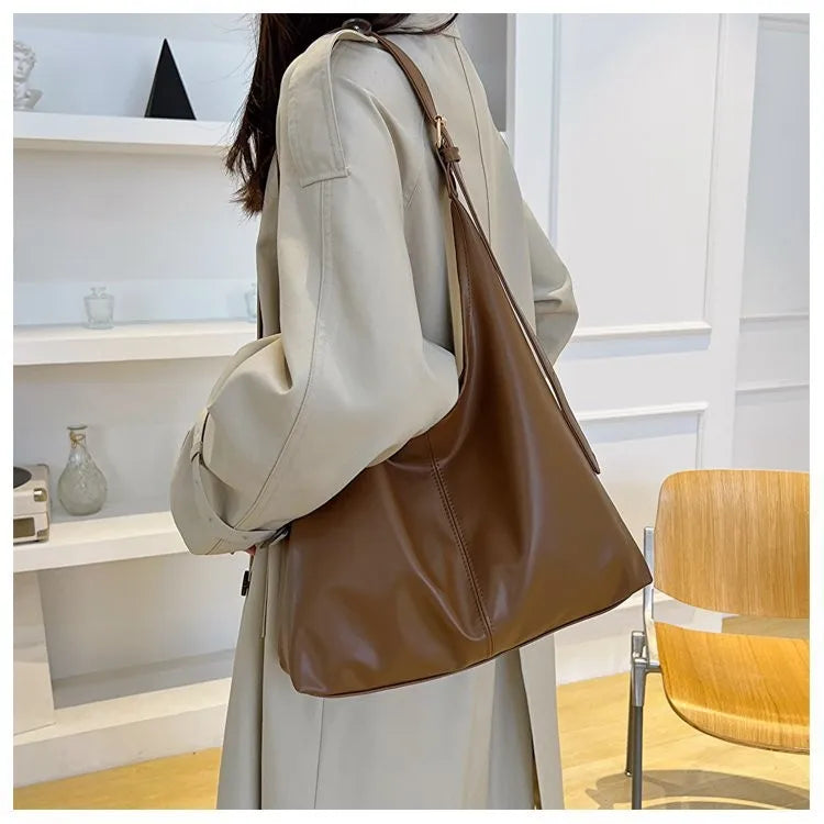 Bolso hobo de piel sintética suave