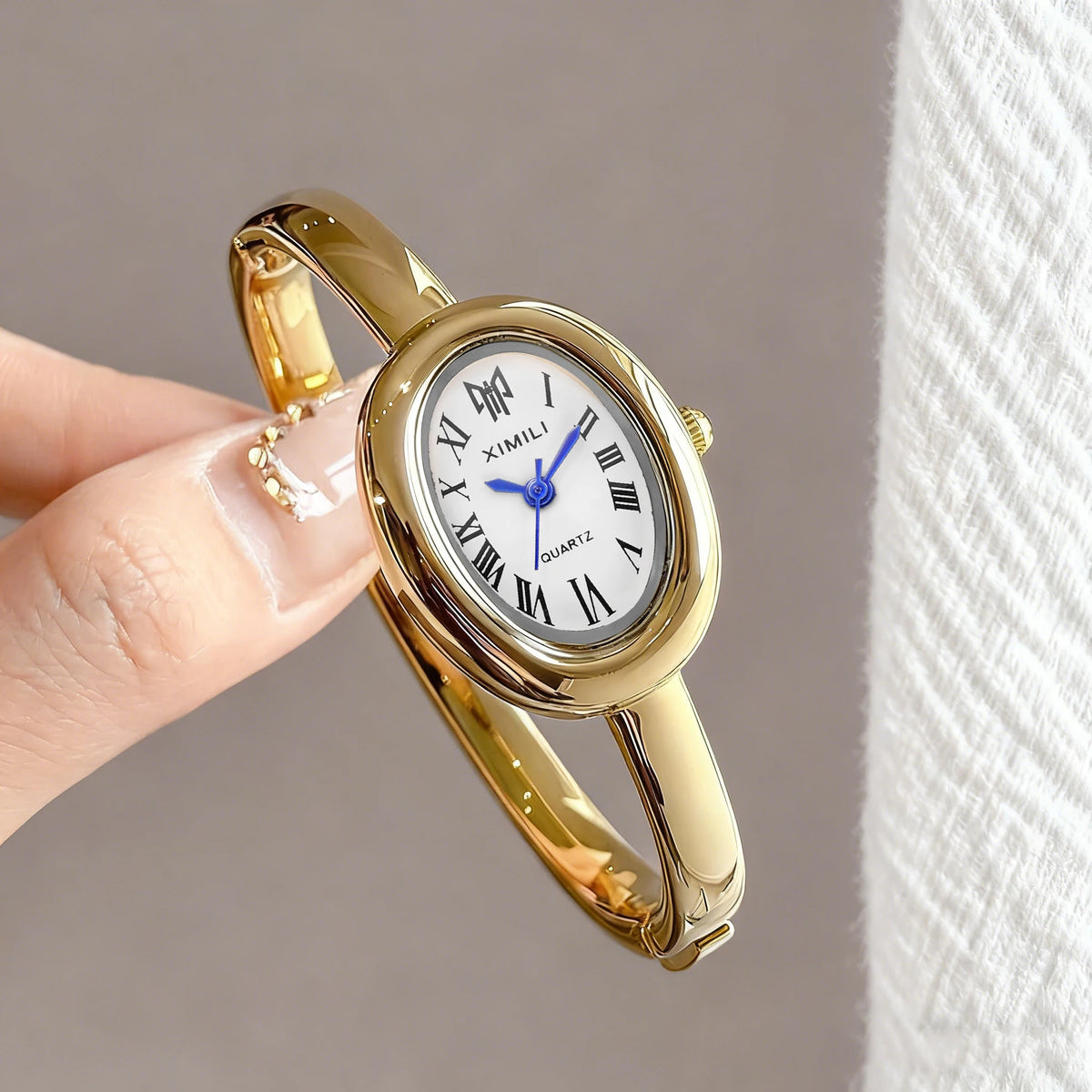 Reloj ovalado con números romanos para mujer