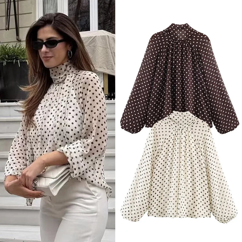 Blusa de lunares con cuello alto