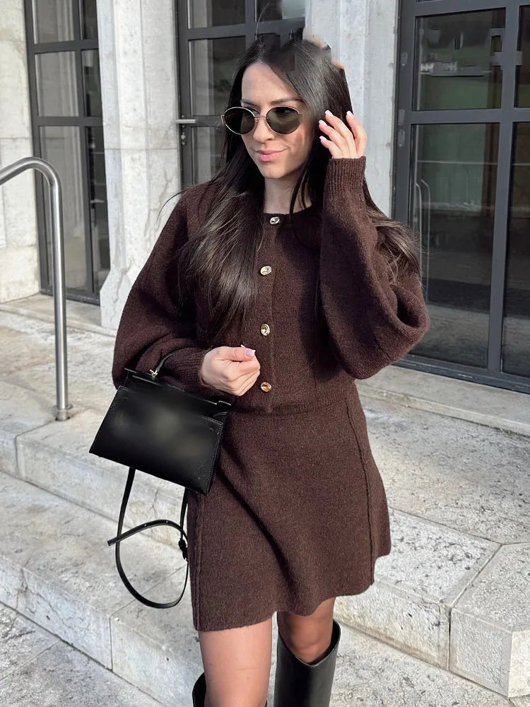 Conjunto de punto: chaqueta con botones y minifalda