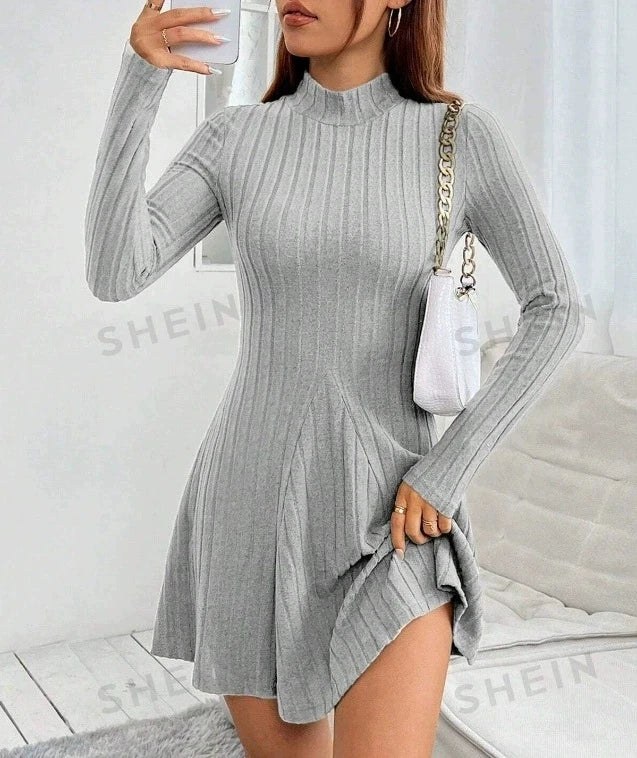 Vestido de punto entallado con falda evasé
