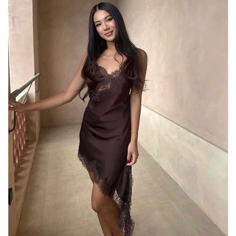 Vestido corto de satén con encaje