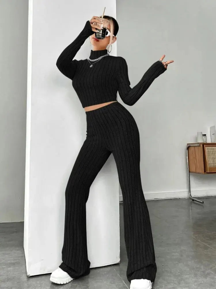 Conjunto de canalé: top de cuello alto y pantalón campana