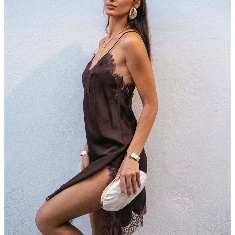 Vestido corto de satén con encaje