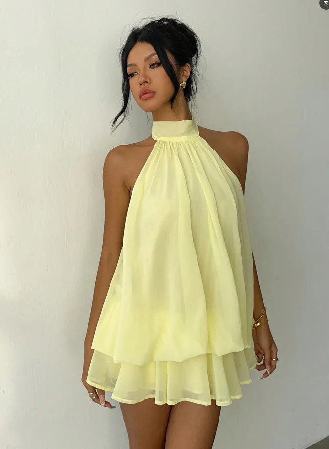 Vestido halter con espalda descubierta y lazo