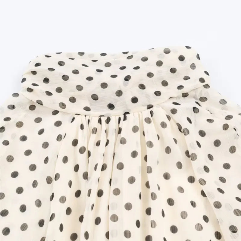 Blusa de lunares con cuello alto