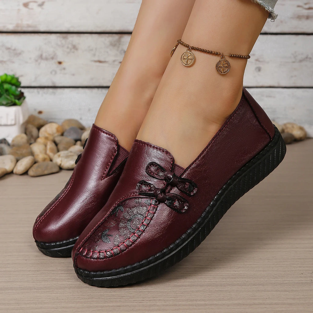 Mocasines con relieve floral para mujer