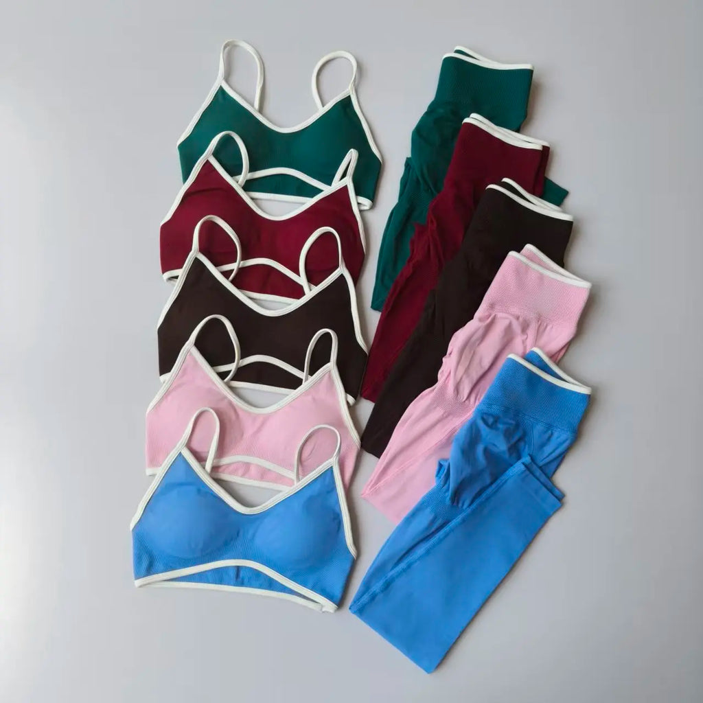 Conjunto deportivo sin costuras: sujetador de tirantes y mallas
