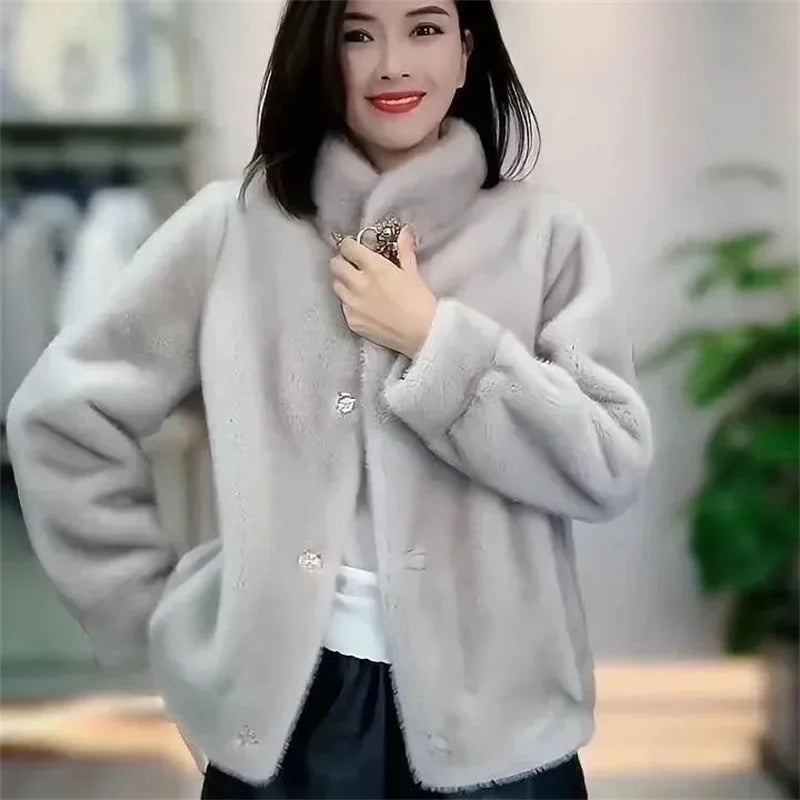 Chaqueta corta de efecto pelo con cuello alto