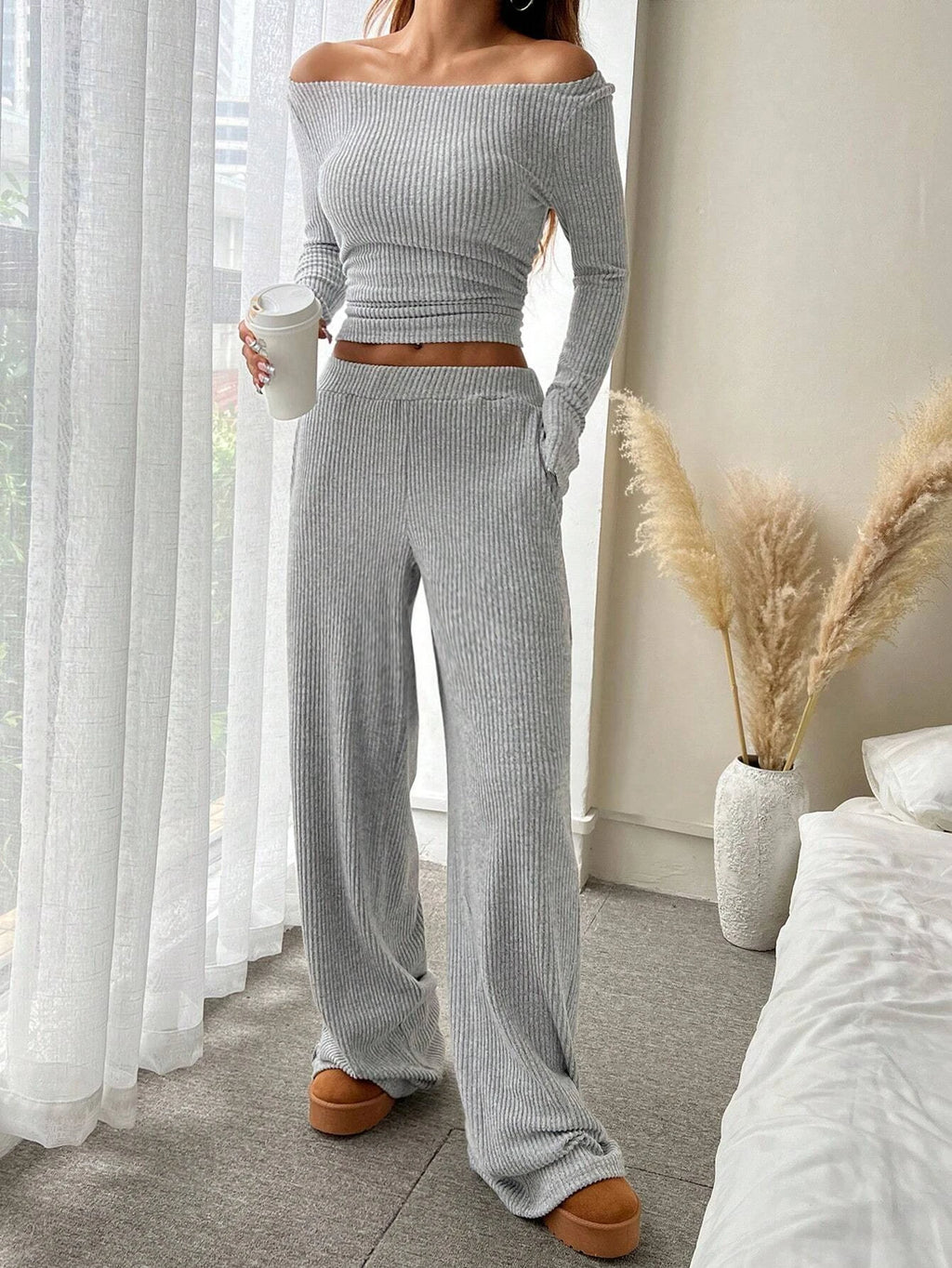 Conjunto de canalé: jersey de cuello redondo y pantalón ancho