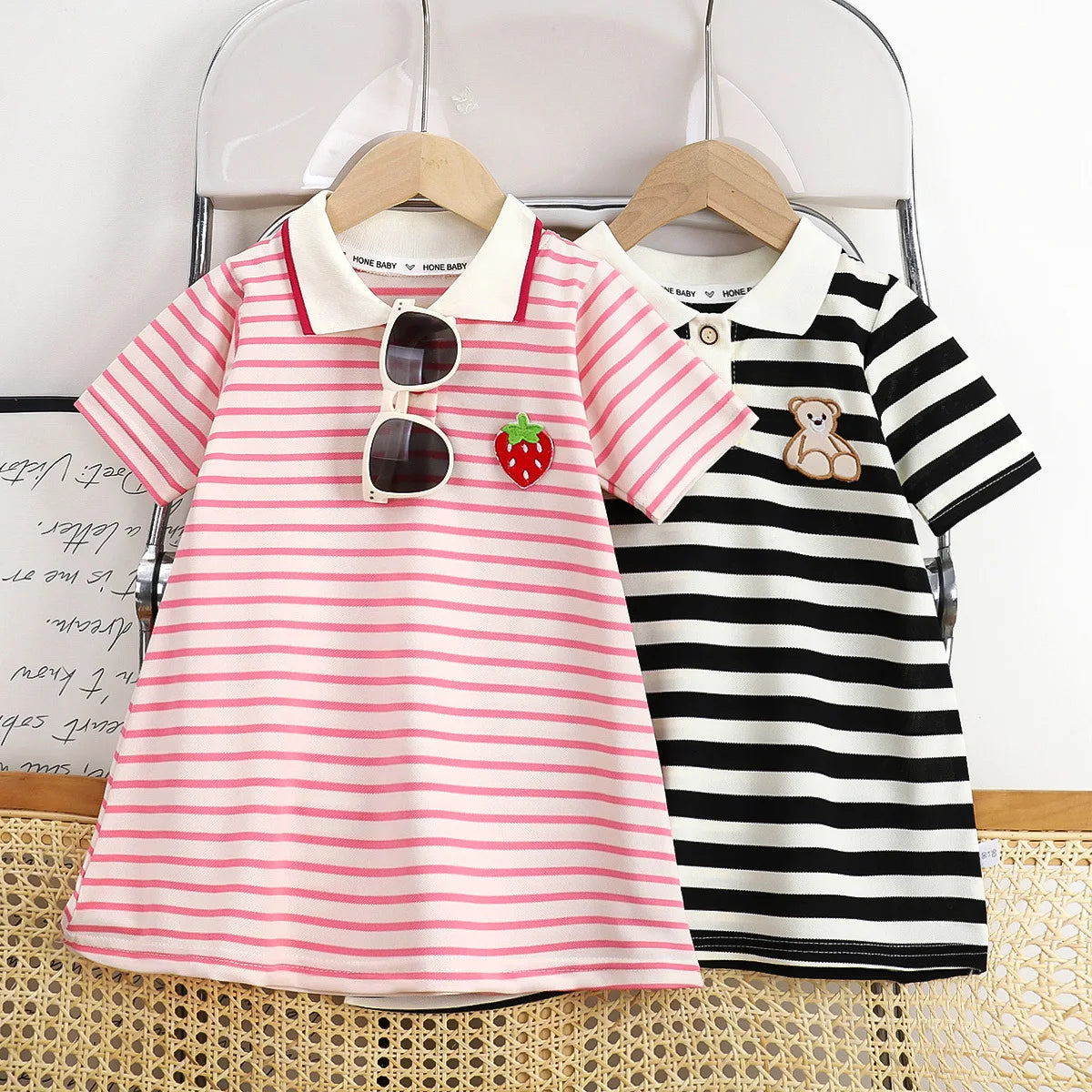 Vestido infantil a rayas con cuello camisero