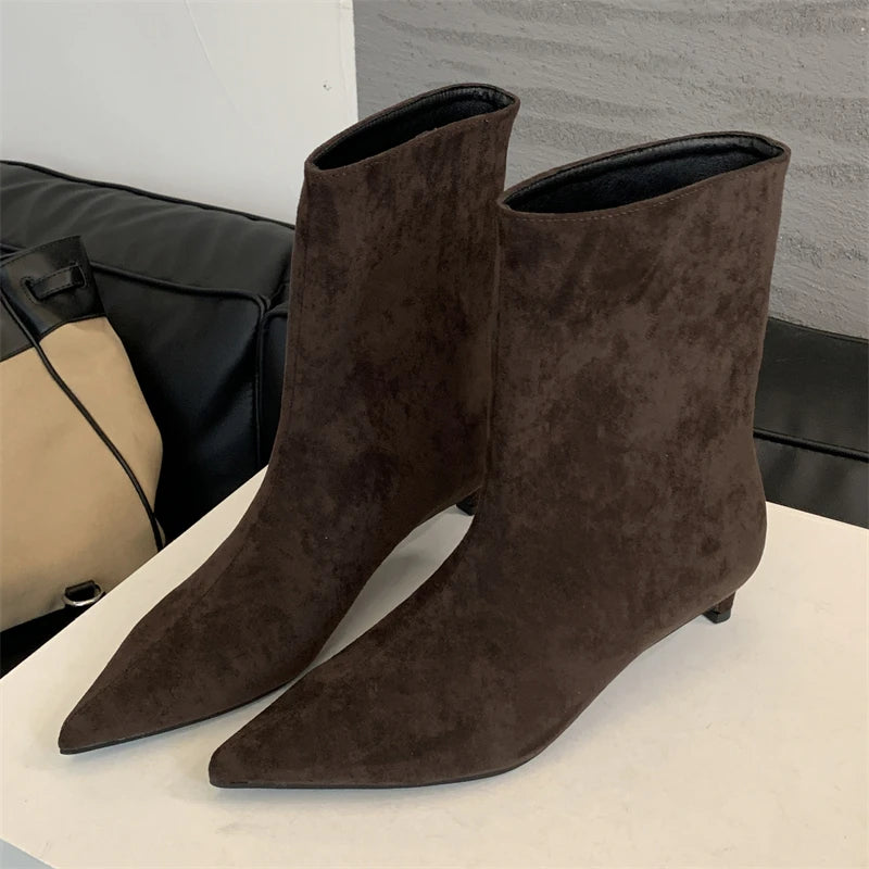 Botines de punta con tacón medio estilo vintage