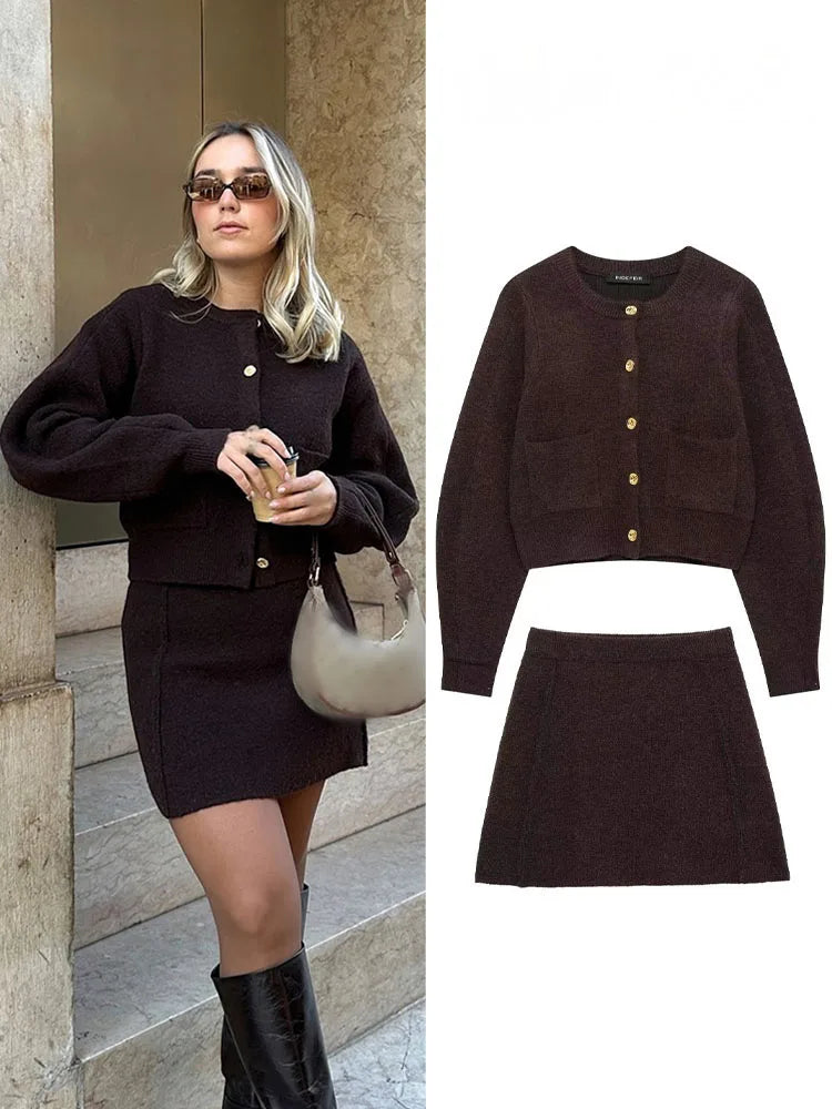 Conjunto de punto: chaqueta con botones y minifalda
