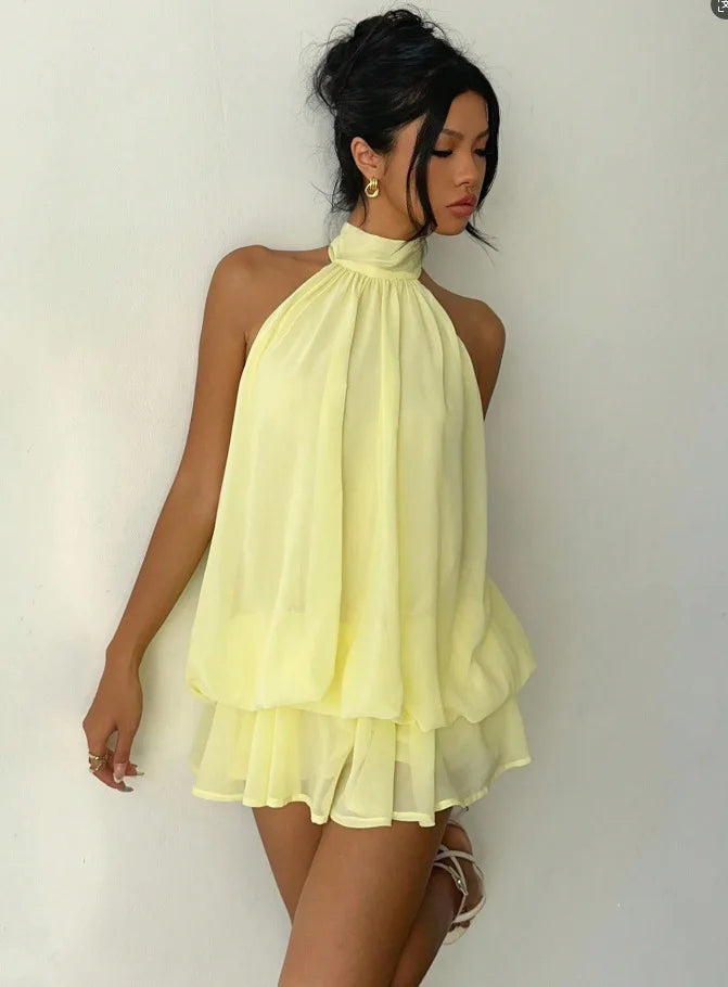 Vestido halter con espalda descubierta y lazo