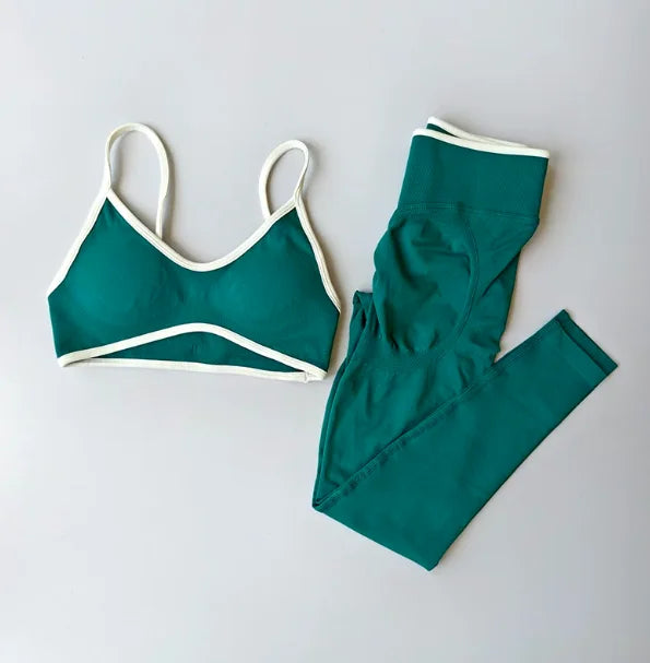 Conjunto deportivo sin costuras: sujetador de tirantes y mallas