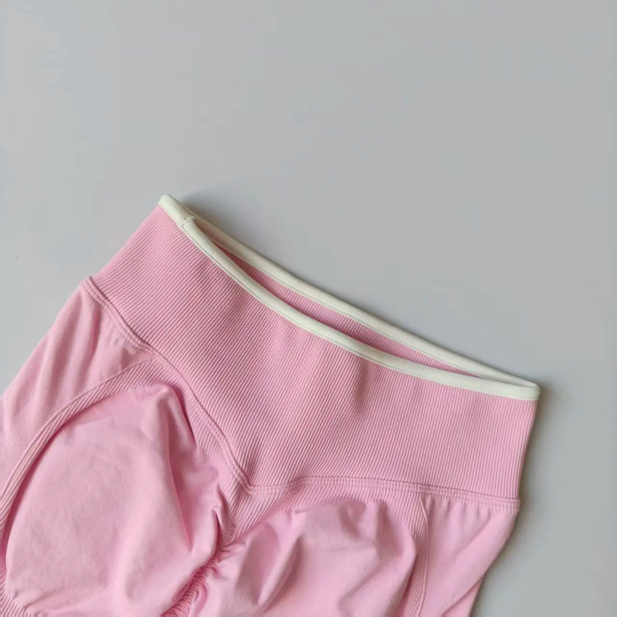 Conjunto deportivo sin costuras: sujetador de tirantes y mallas