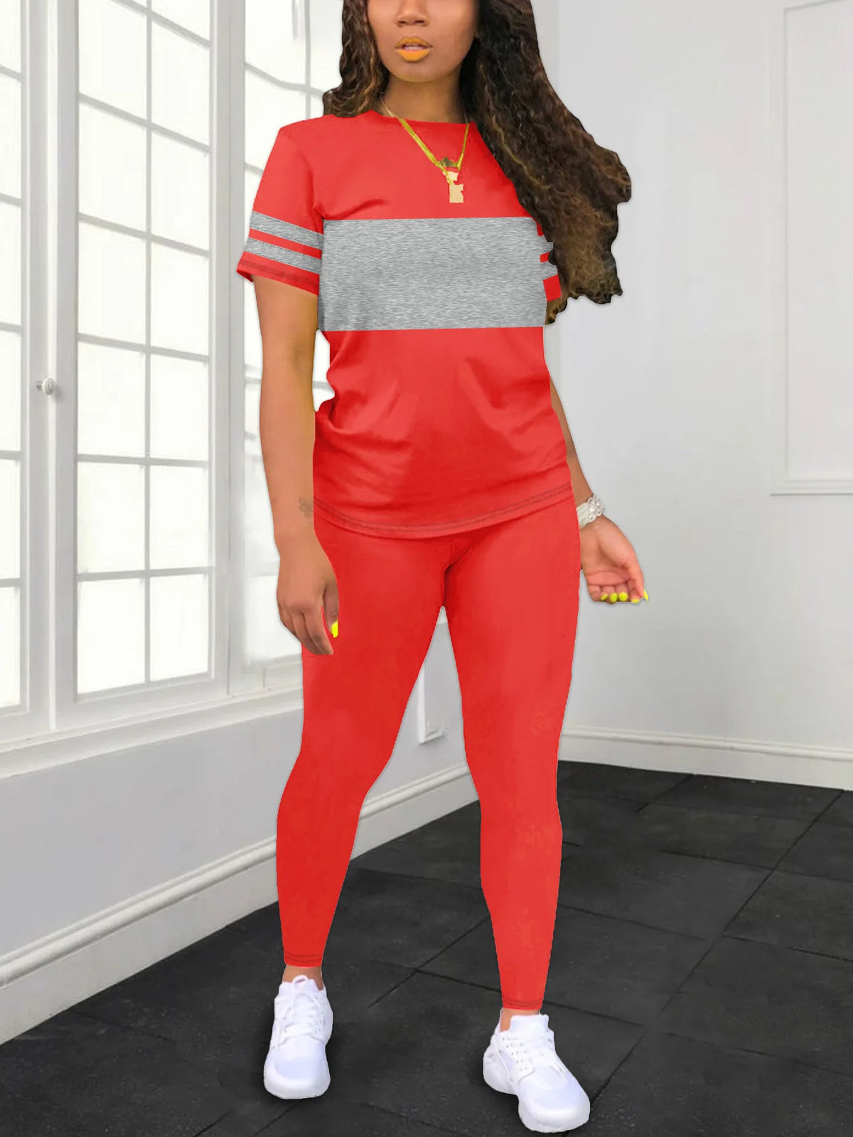 Conjunto casual de camiseta y pantalón bicolor