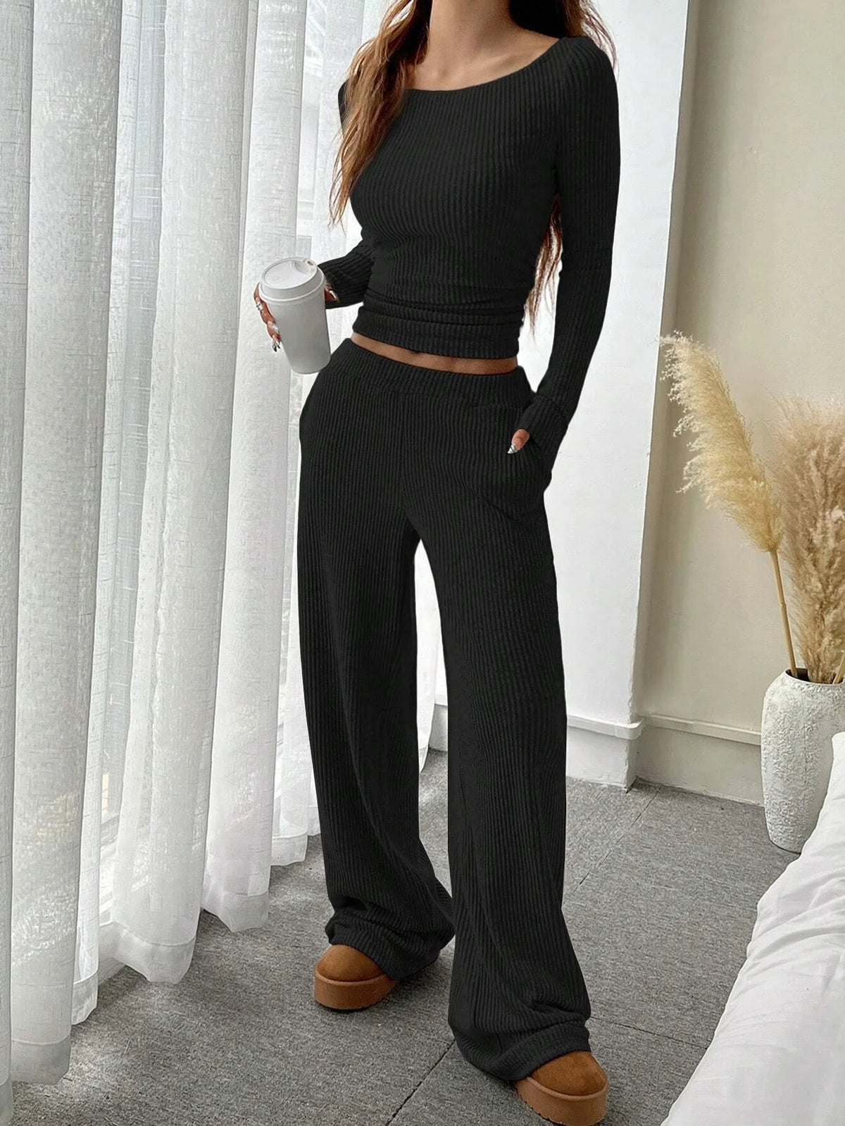 Conjunto de canalé: jersey de cuello redondo y pantalón ancho