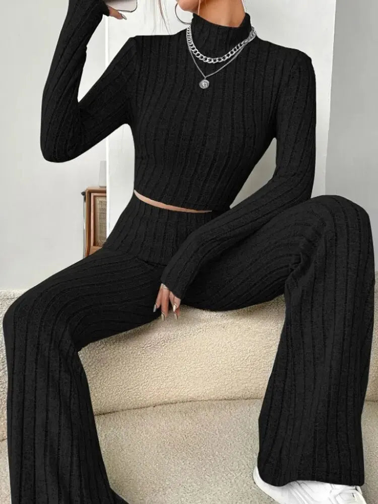 Conjunto de canalé: top de cuello alto y pantalón campana