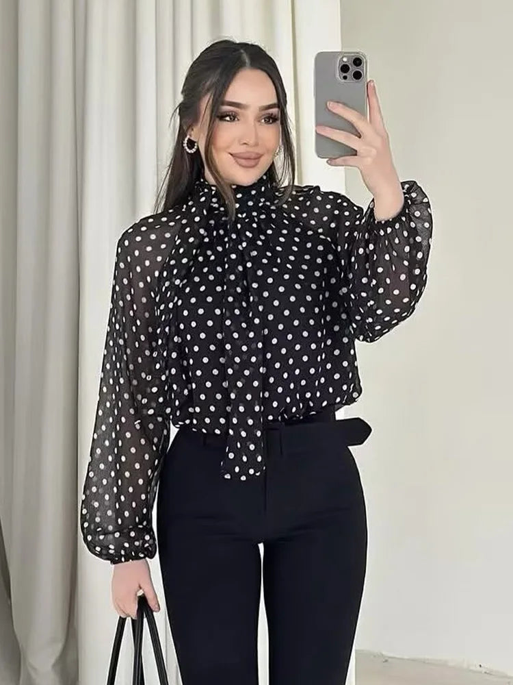 Blusa de lunares con cuello alto