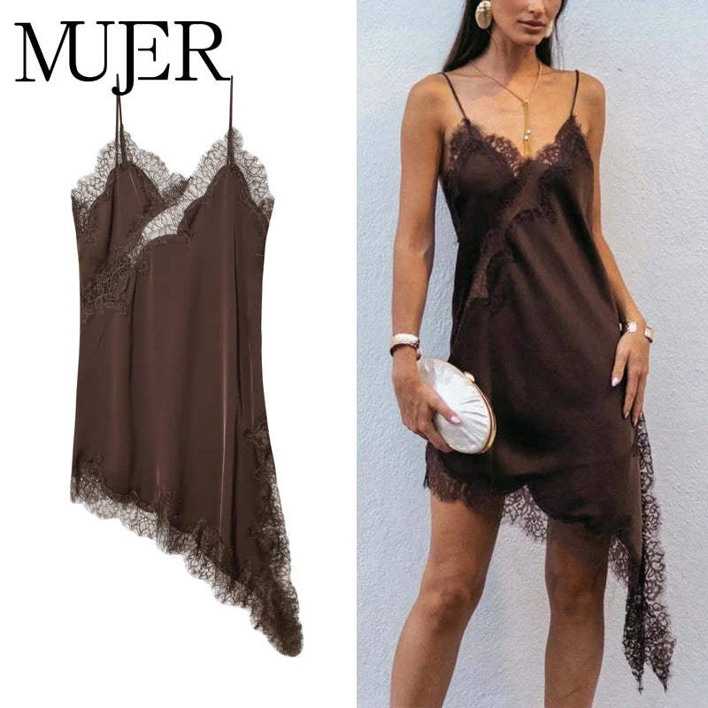 Vestido corto de satén con encaje
