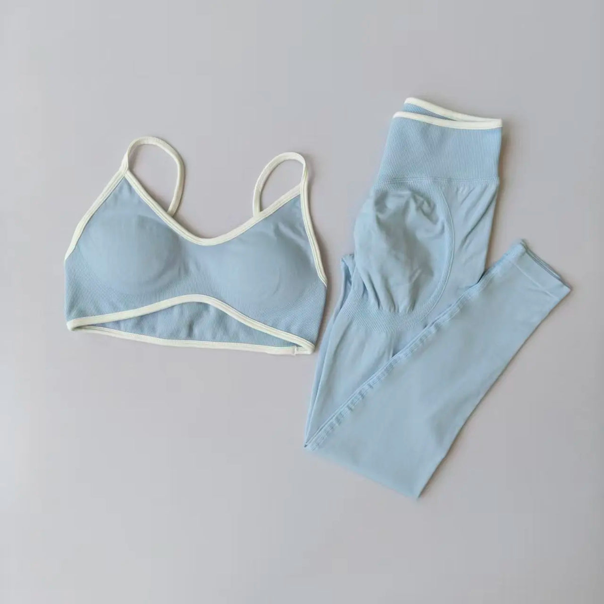 Conjunto deportivo sin costuras: sujetador de tirantes y mallas