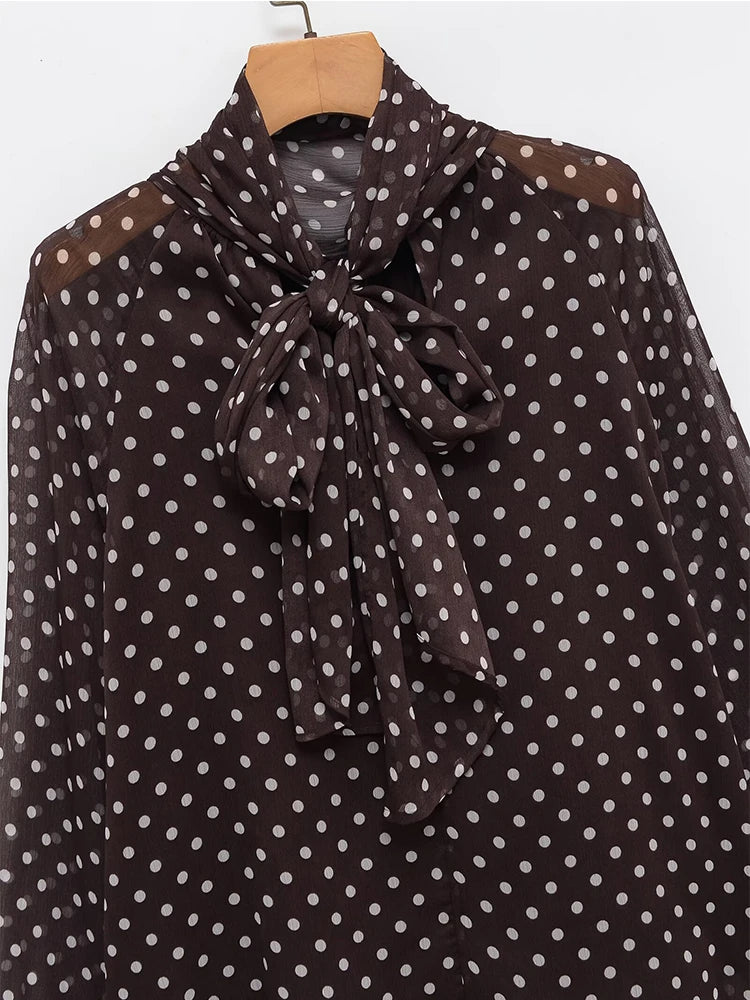 Blusa de lunares con lazo en el cuello
