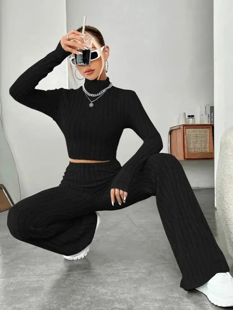 Conjunto de canalé: top de cuello alto y pantalón campana