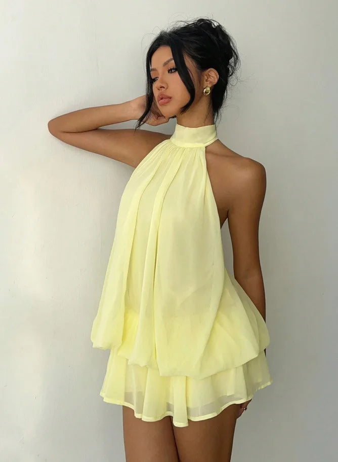 Vestido halter con espalda descubierta y lazo