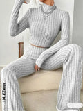 Conjunto de canalé: top de cuello alto y pantalón campana