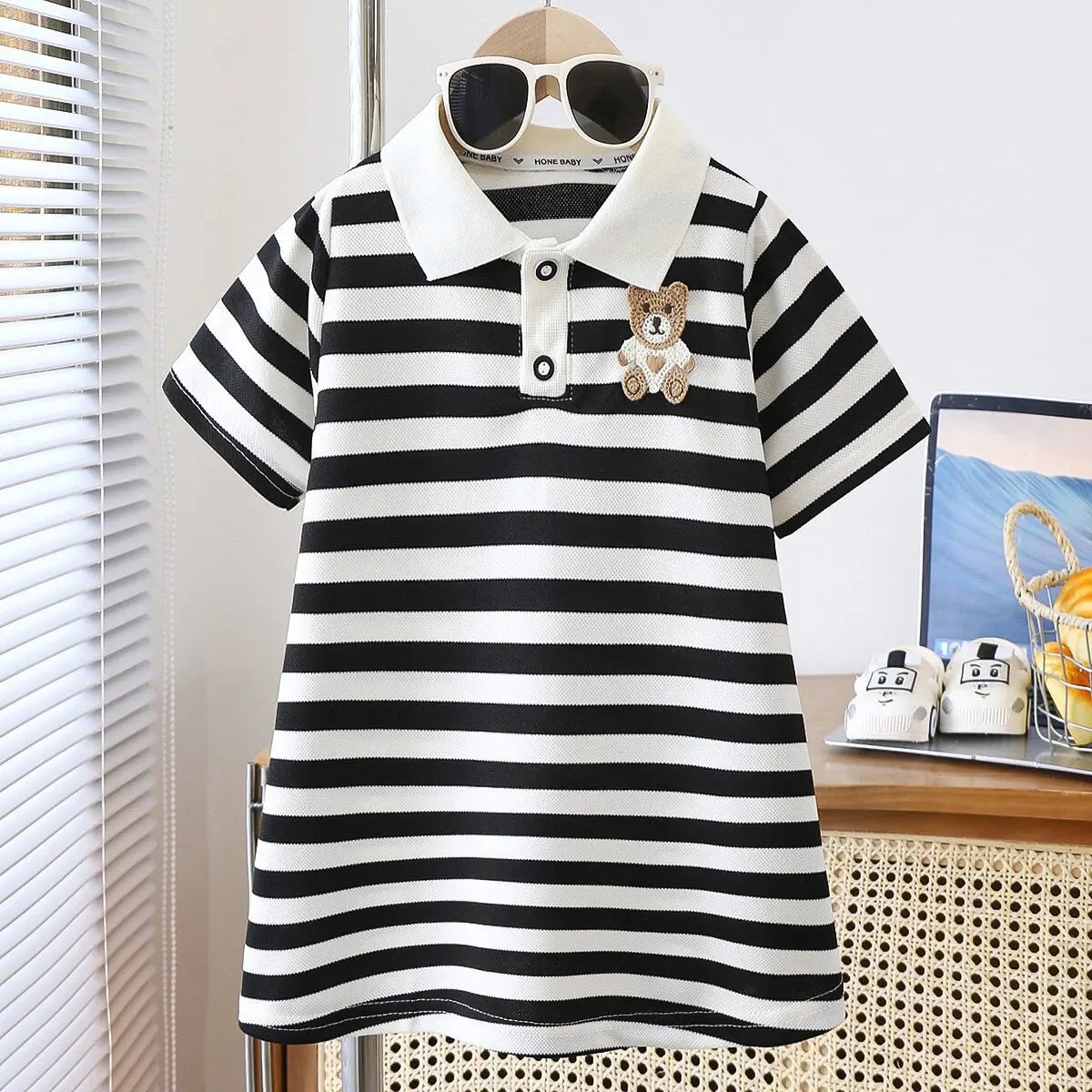 Vestido infantil a rayas con cuello camisero