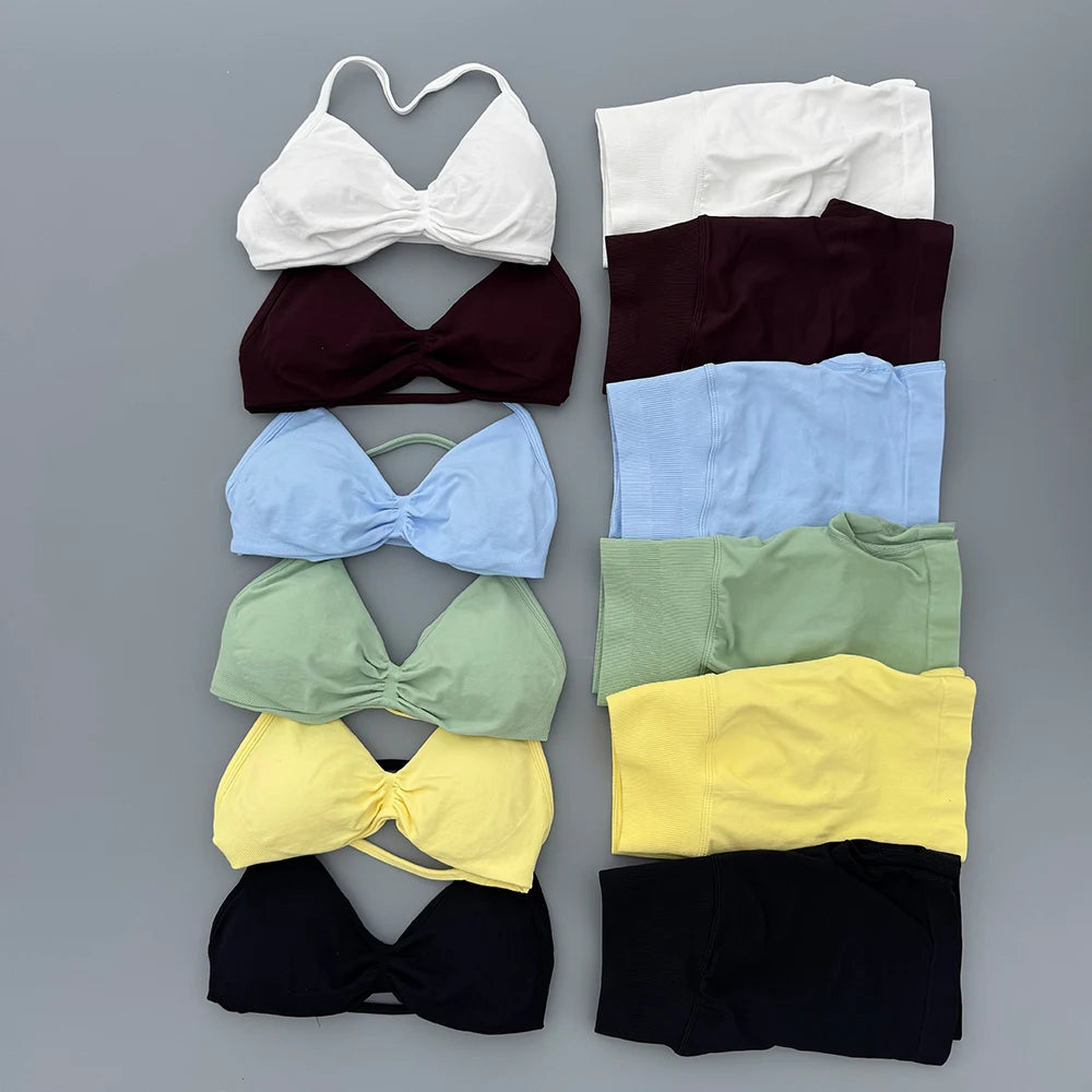 Conjunto deportivo sin costuras: top halter y short