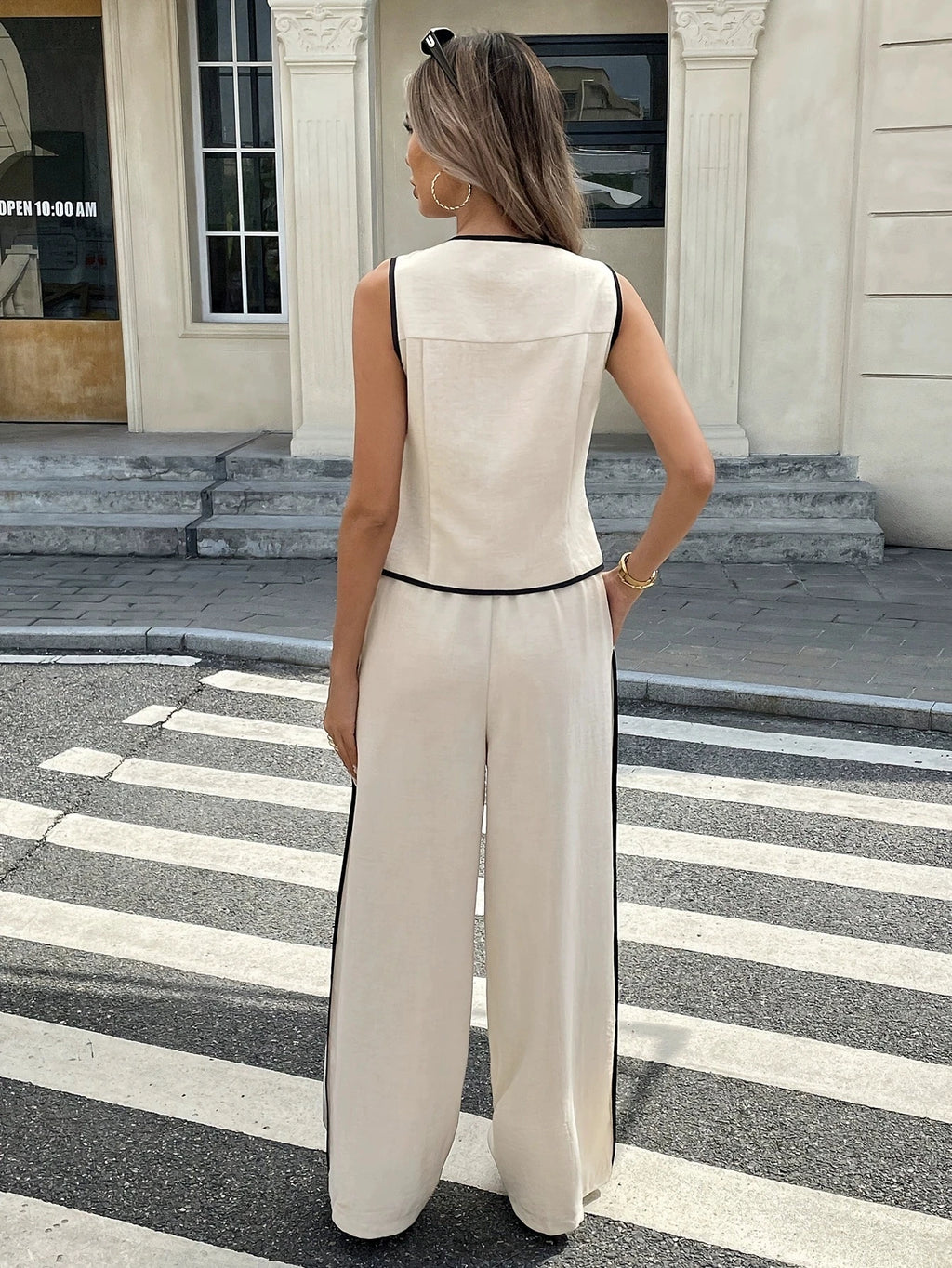 Conjunto de chaleco y pantalón ancho con cordón