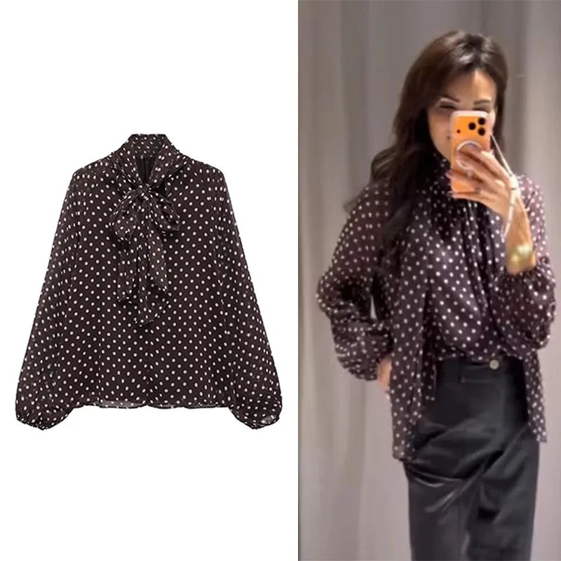 Blusa de lunares con lazo en el cuello