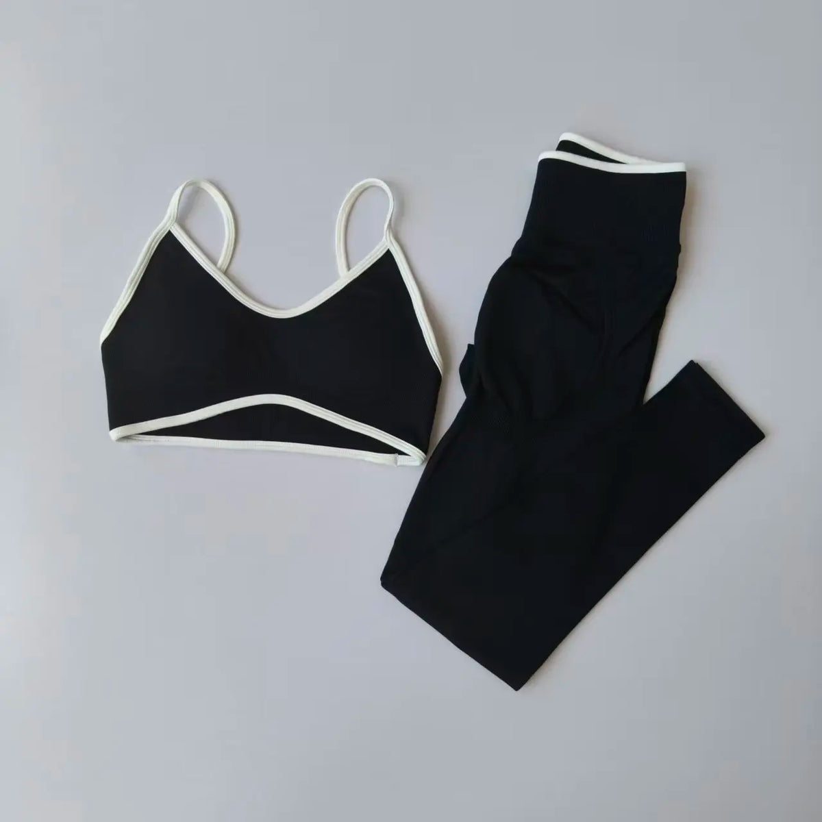 Conjunto deportivo sin costuras: sujetador de tirantes y mallas