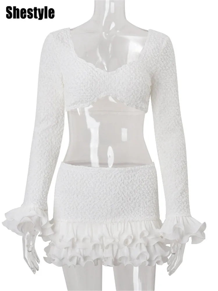 Conjunto blanco de top con volantes y minifalda